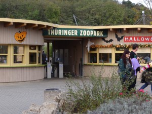 Eingang des Erfurter Zoos mit geschmückt zu Halloween